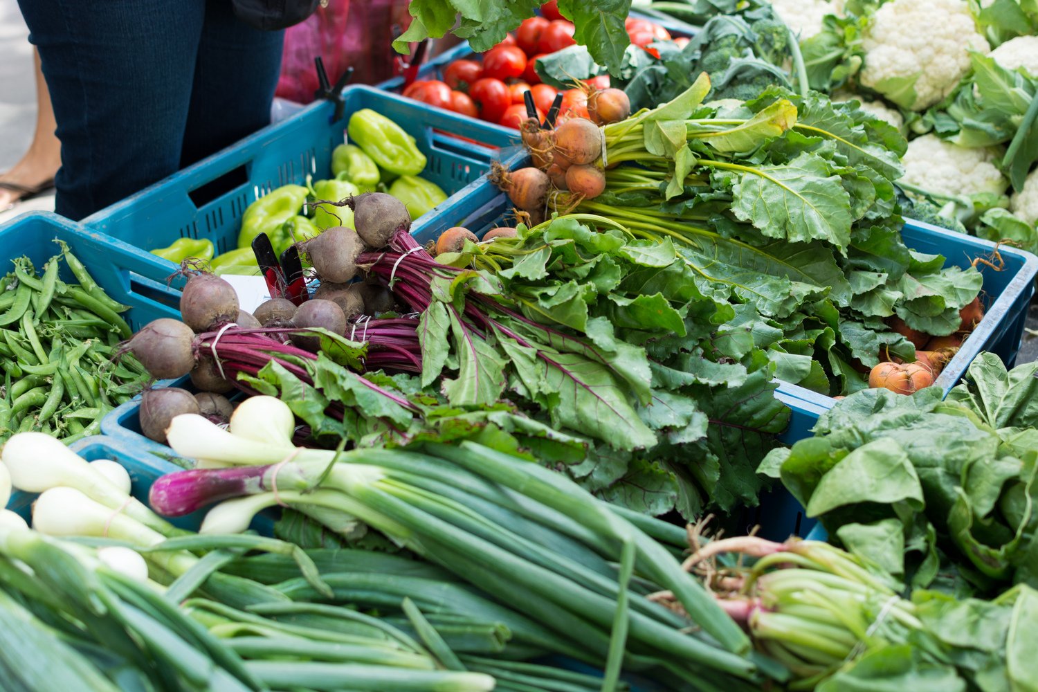 Étal de légumes frais colorés au marché, symbole d'une alimentation saine