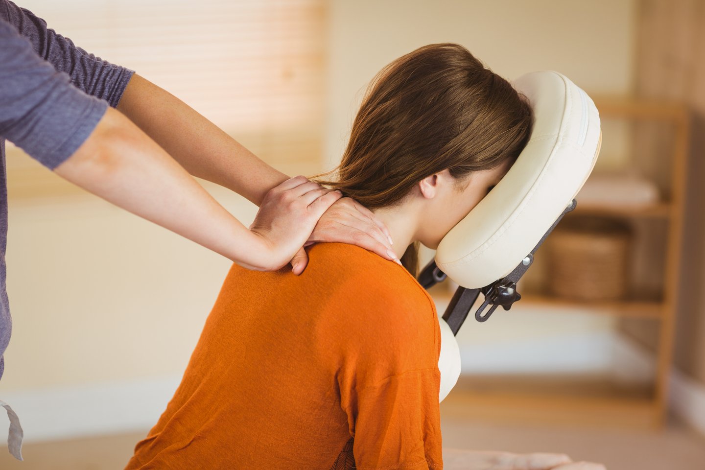 Massage Amma assis pratiqué sur chaise ergonomique